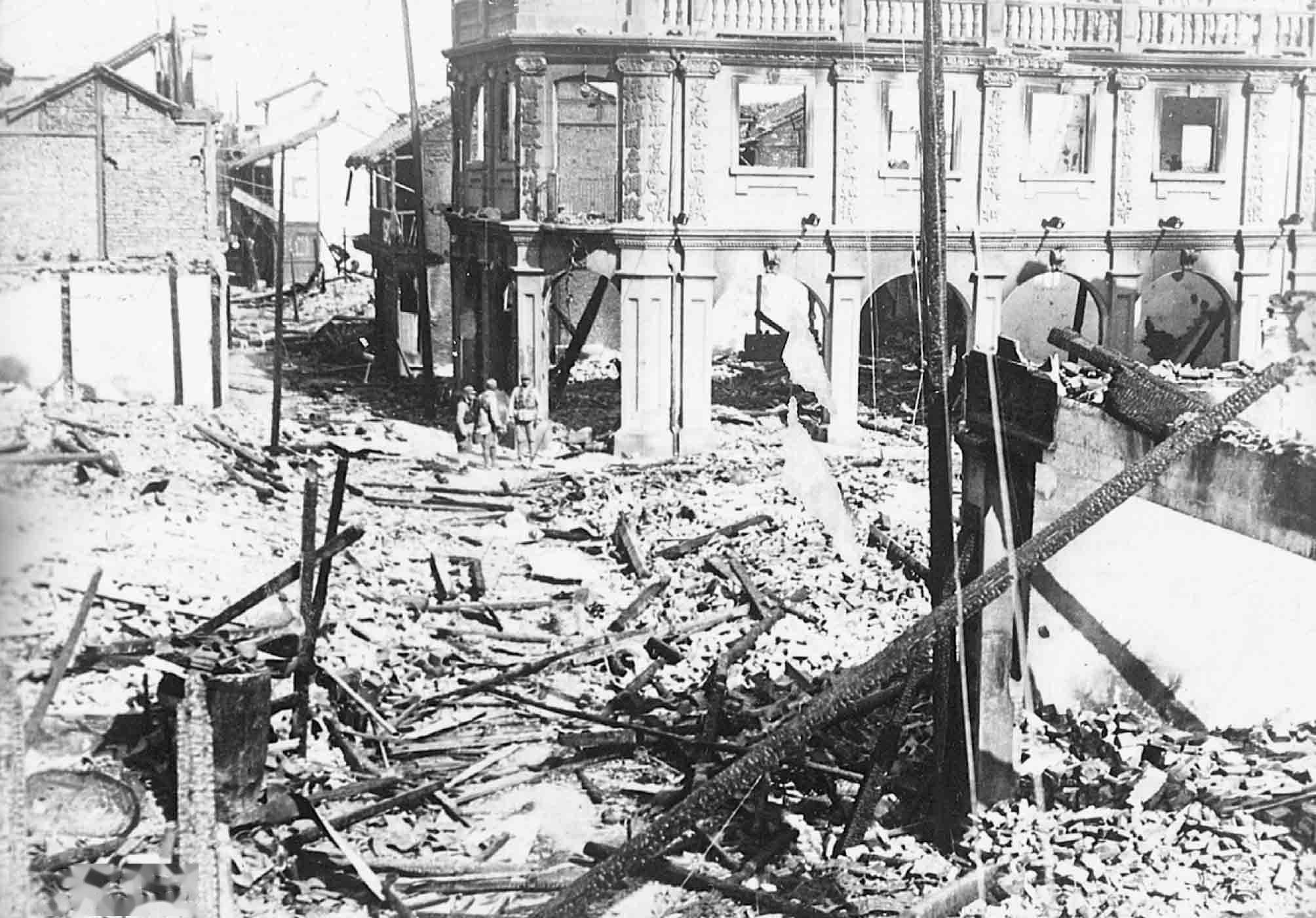 上海遭日本轰炸后的废墟