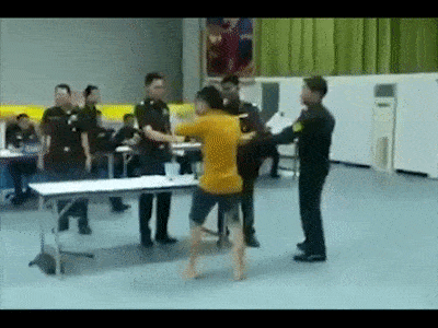 见过大场面的军官小哥们,就是不一样,面对各类戏精 丝毫不慌,淡定处理