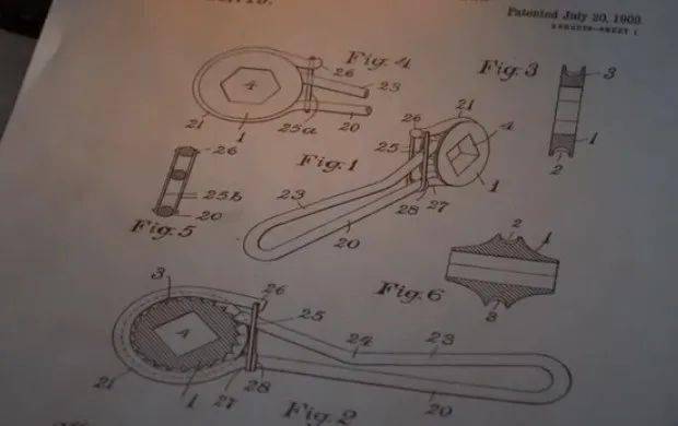 牛人制作一把110年前扳手,造型很奇怪,好不好用呢?