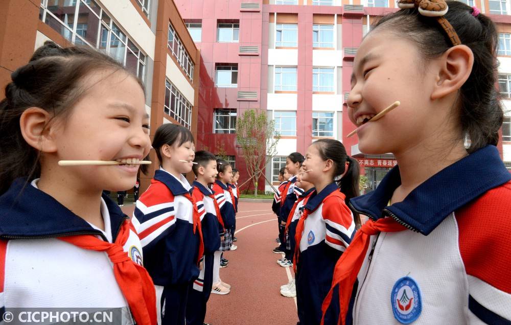 在河北省邯郸市邯山区滏河学校,同学们口含筷子进行微笑比赛