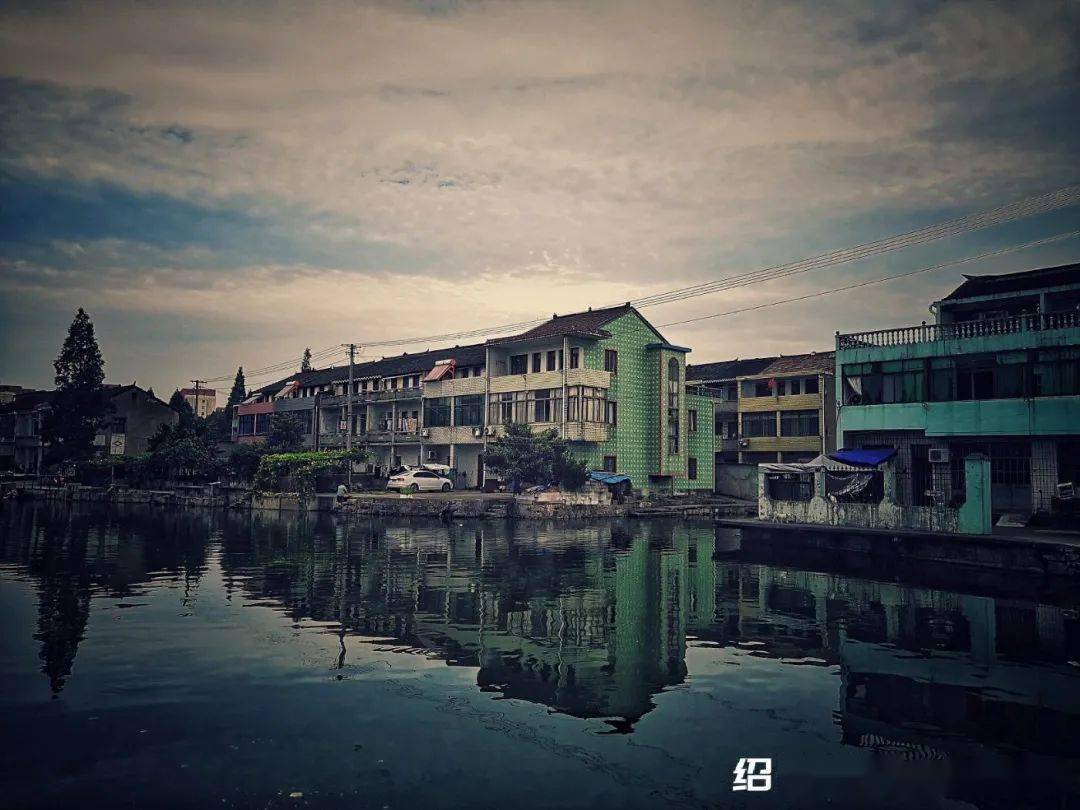 宁桑村地处绍兴市越城区马山镇南端,东临宁六村,海南路和越兴路,西邻