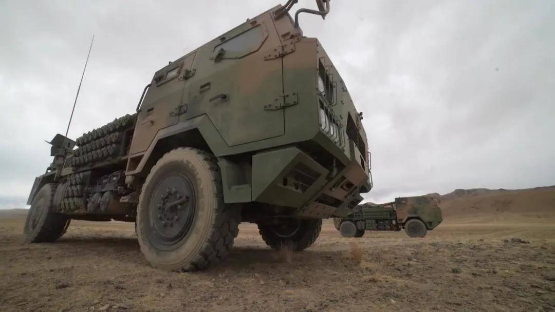 新疆军区装备又上新!新型122毫米卡车炮首秀高原演兵场