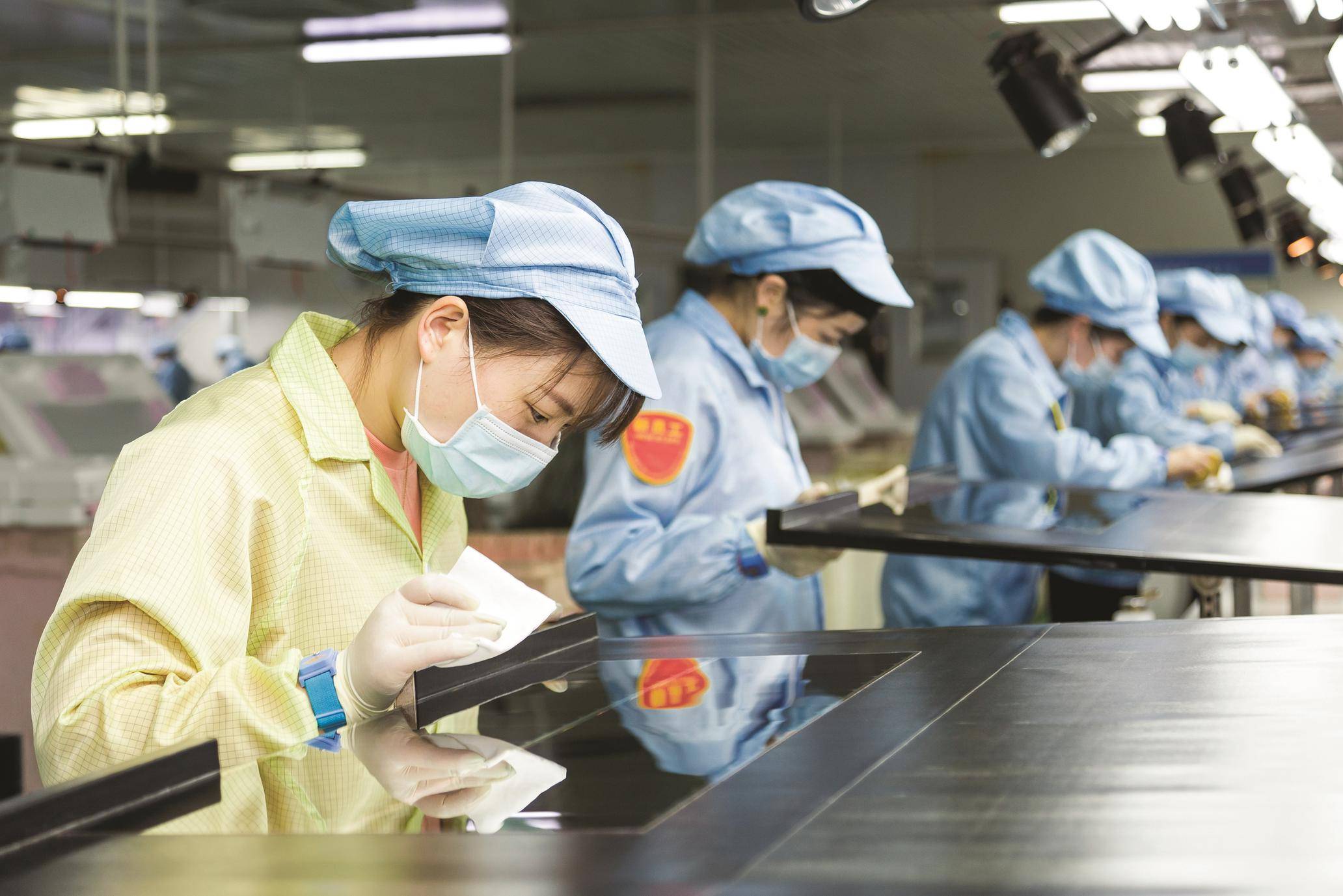 5月8日,在滁州经开区安徽盛诺科技集团股份有限公司的生产车间里,工人