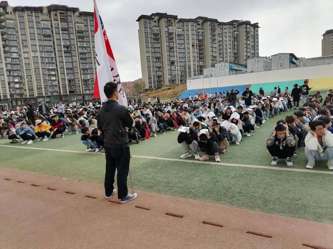 贵州工贸职业学院 "防空警报声"响起,贵州工贸职业学院内到处是急促