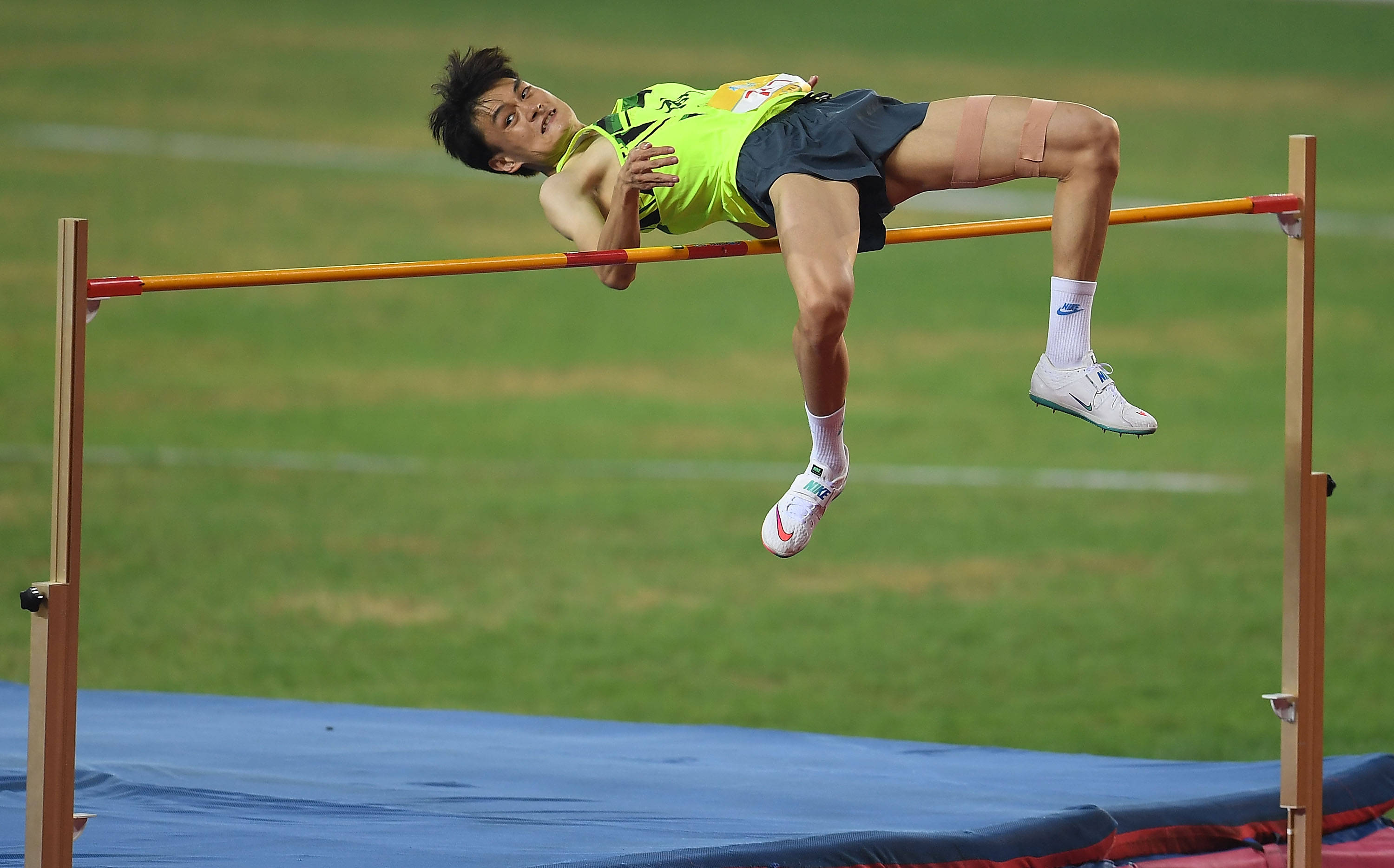 成都,2021年5月14日5月14日,成都体院队选手师晨竣在男子跳高比赛中