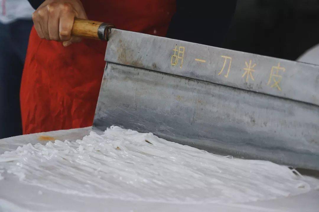 切米皮则如快刀斩麻,有专门的刀和刀法——长近1米的大铡刀一定要用