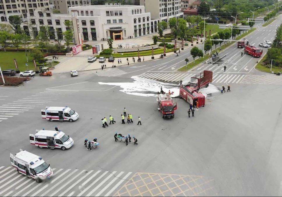 受伤一辆客车与一辆大型货车相撞湖北省孝感市发生一起"车祸"5月12日