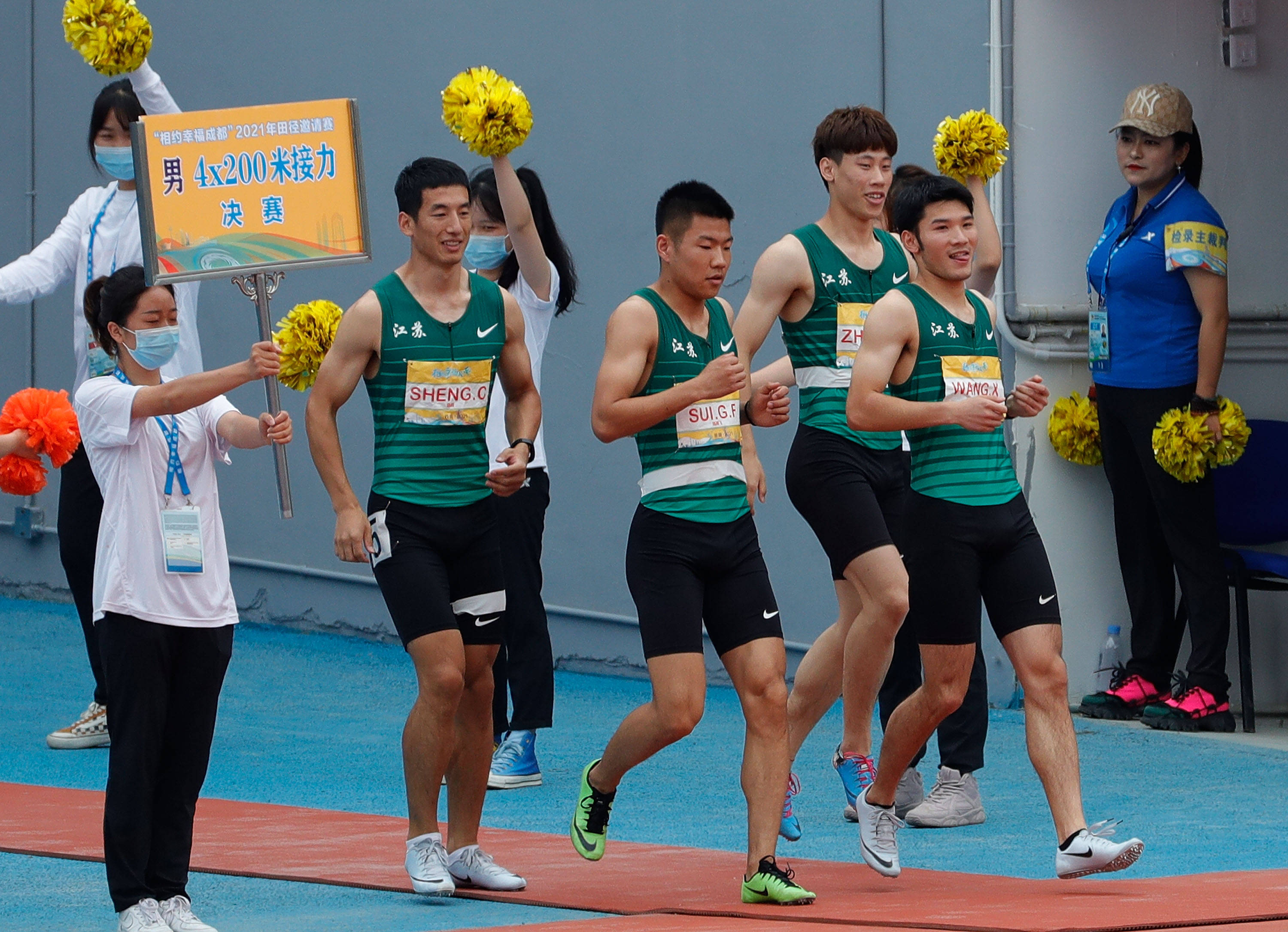 5月16日,江苏铁人队选手盛超,隋高飞,张赛,王鑫(从左至右)在男子4x200