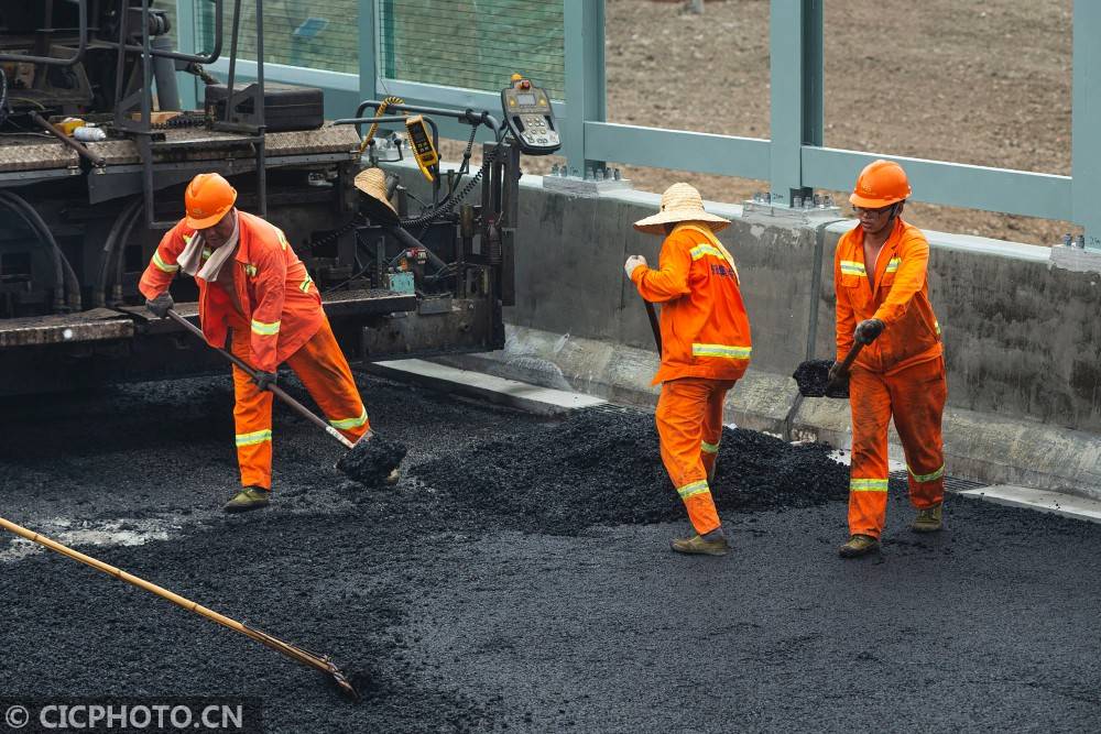 2021年5月16日,在浙江省宁波市世纪大道快速路北延高架上,筑路工人