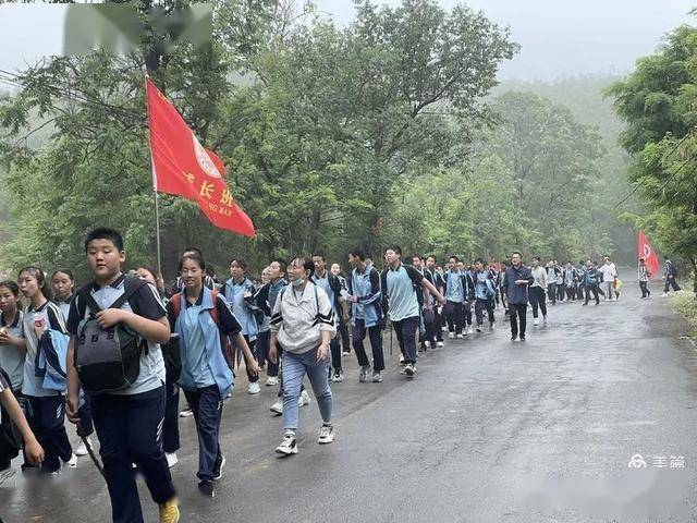 焦作中站区许衡中学千人远足红心固本跟党走励志前行铸卓越