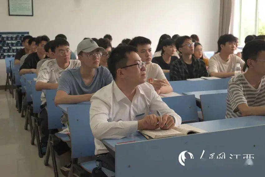 刘鑫正在认真上课(黄睿婧/摄)