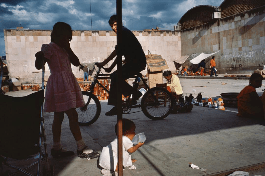 复杂构图,摄影大师alex webb (点击链接直接查看↓↓↓) 光与影的街头