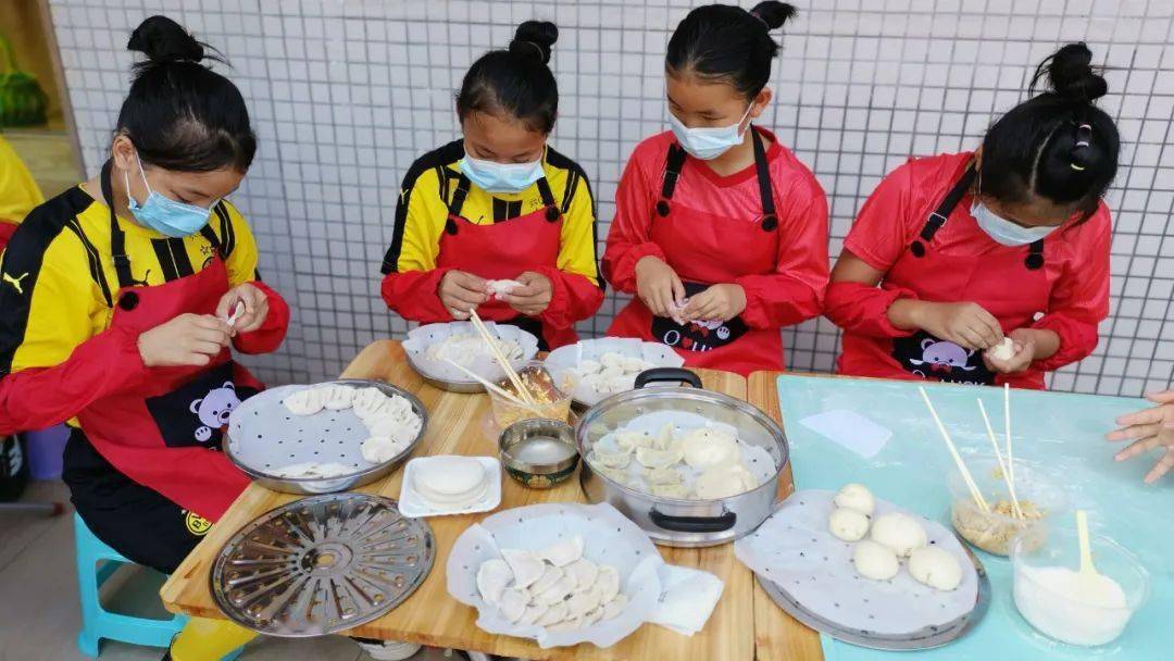 包包子,包饺子,学生们都很熟练