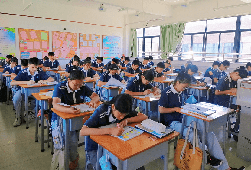 平沙一中学生们在凉快的教室自习