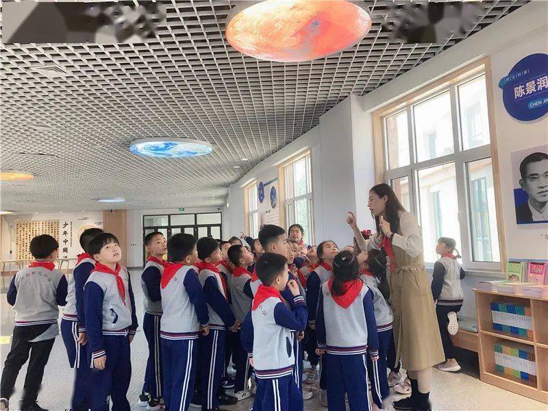 你好,火星—青岛哲范小学庆祝"天问一号"火星探测器着陆成功