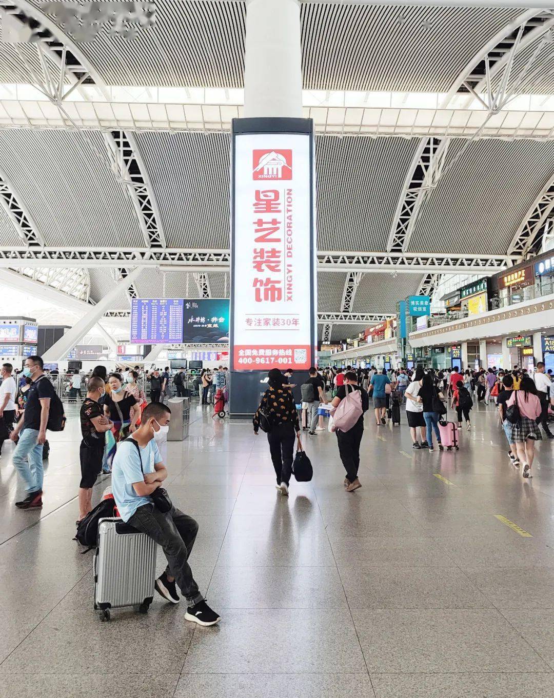 从今天起,在华南地区最大,最繁忙的高铁站——广州南站候车大厅亮相
