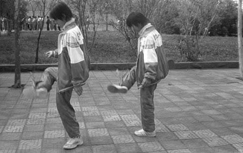 跳房子,滚铁环,丢沙包我们有玩不厌的课间小游戏no!no!no!