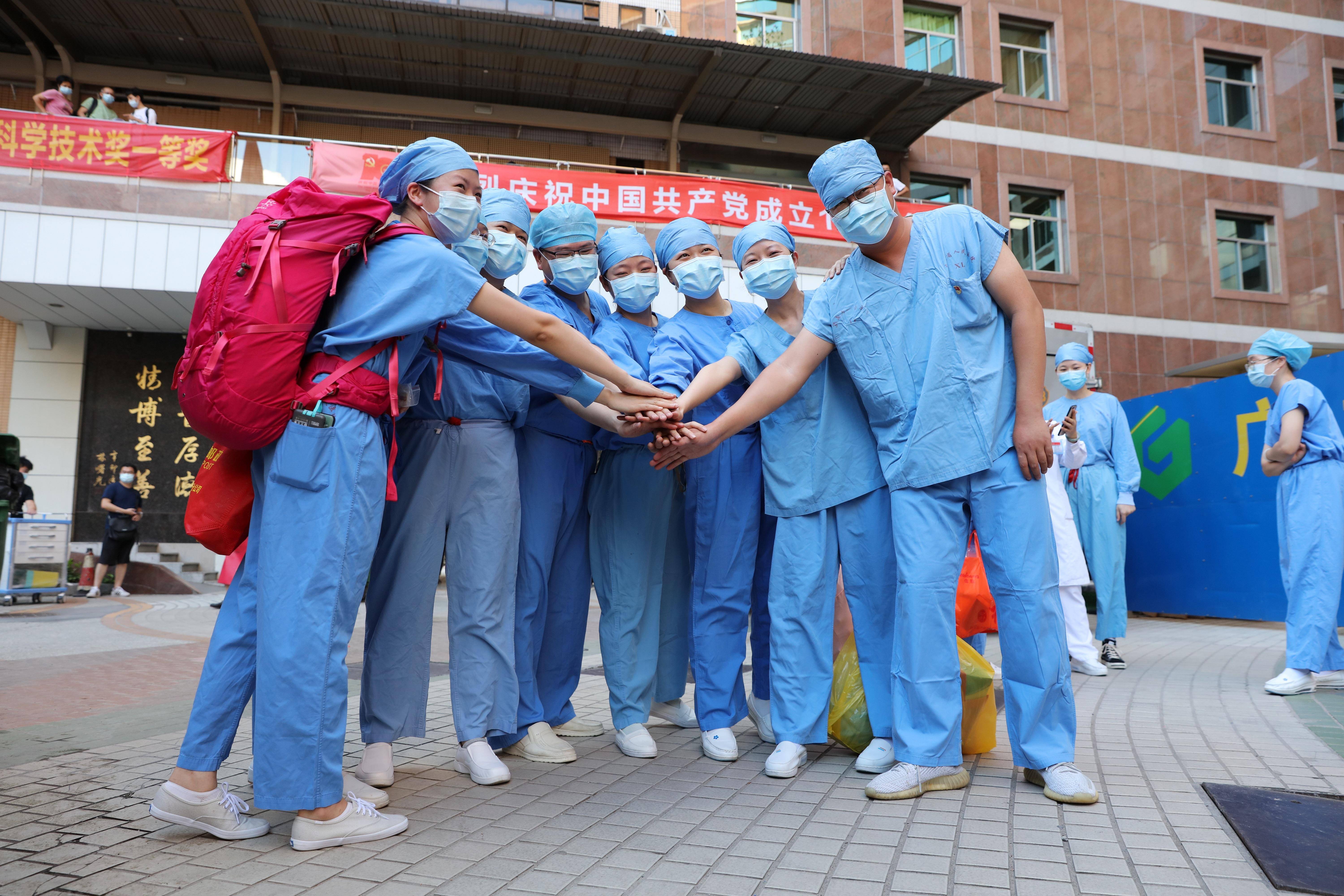 广东省人民医院的医护人员在出发佛山前合影留念.