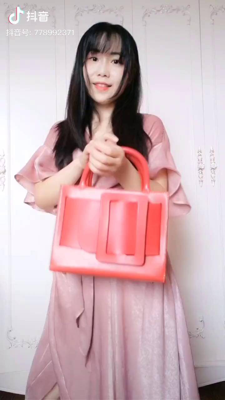 老公没给我买过什么大牌包包但我想要什么包他都会亲手做给我