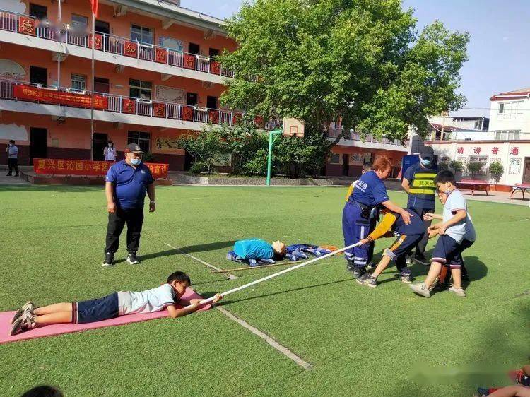沁园小学邀请"红十字蓝天救援队"走进校园宣讲防溺水知识