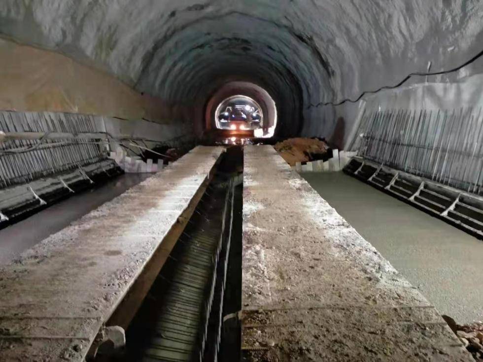 其中通往黄石核心区的百花隧道工程是该项目的重难点控制性工程