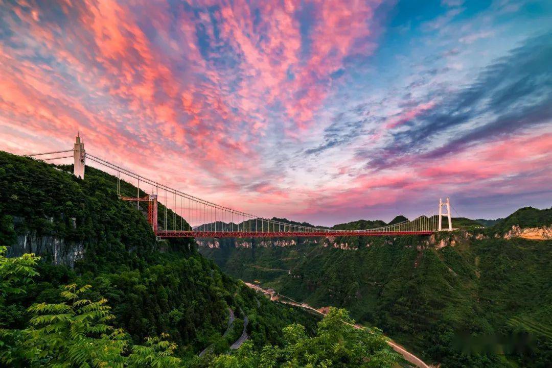 矮寨大桥是世界跨峡谷跨径最大的钢桁梁悬索桥.