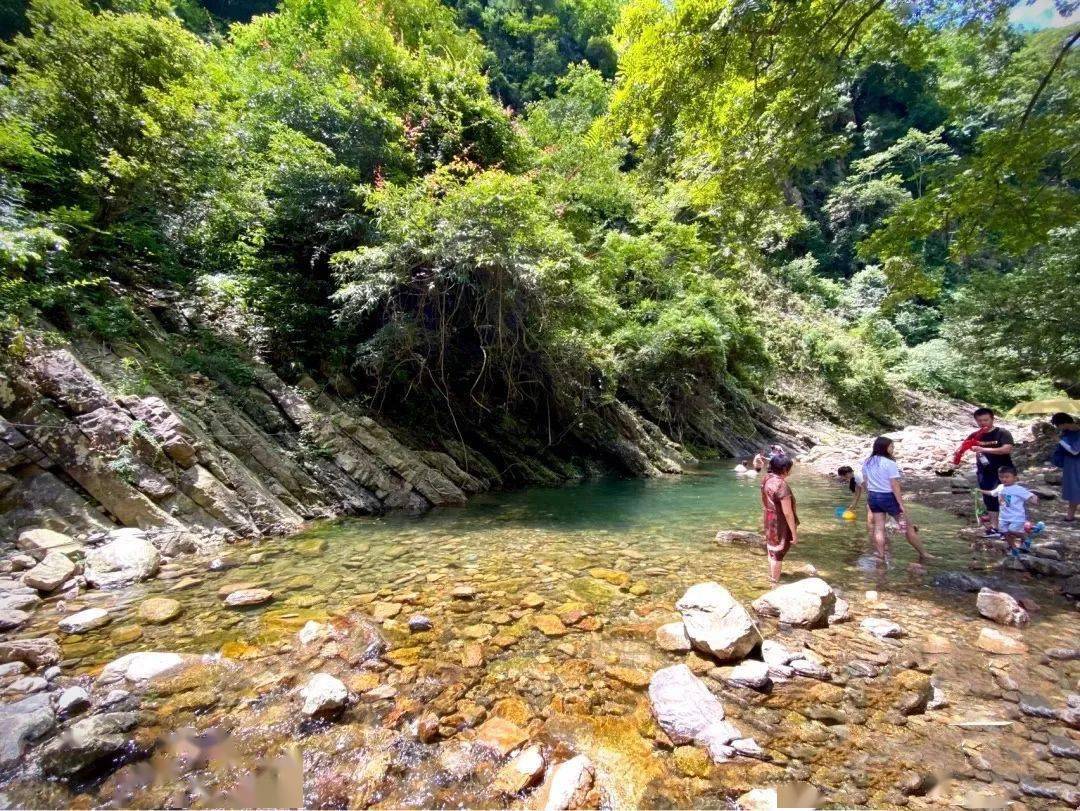 说起耍水,峨眉山有大沟,都江堰有王婆岩,来江油耍水,  养马峡就是个很