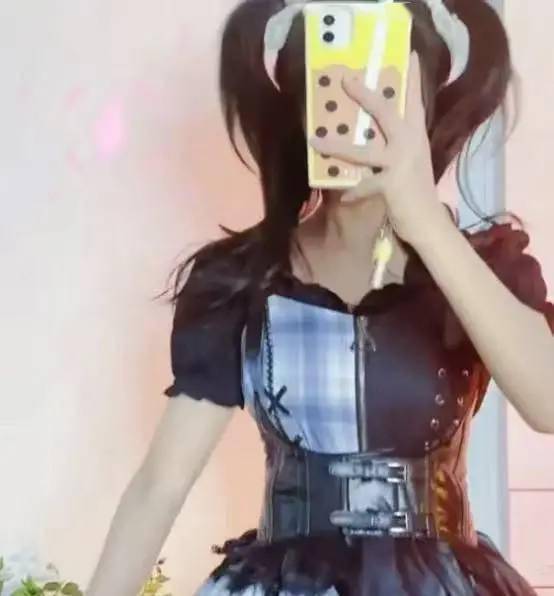 林晚晚露脸之后,仍然请人代拍?手上细节暴露至少有4个