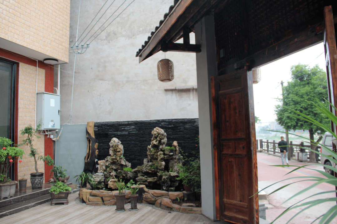 宁静雅致的河畔小院,溪流漱漱欢腾前行,鸟鸣叽喳高低起伏,两相交互着