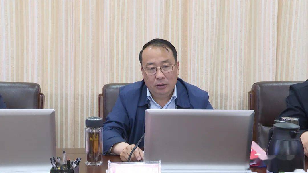 梁德铭主持召开县政府党组理论中心组学习会议