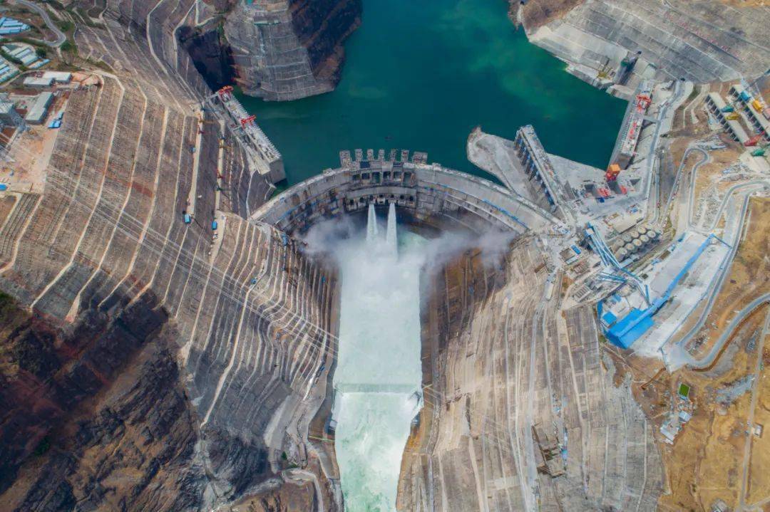 世界在建最大水电站大坝全线浇筑到顶,首批机组7