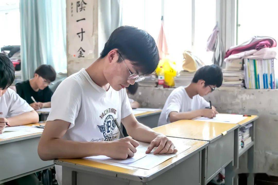 临颍二高举行高考仿真入场演练