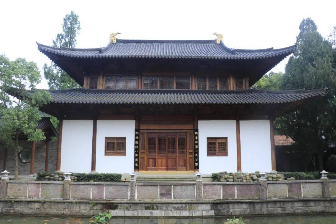 据《天台县志》载:宝华寺,旧名太平,唐乾符二年(875)建,宋治平三年