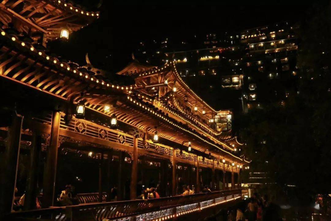 西江千户苗寨风雨桥夜景  雷山县城风雨桥