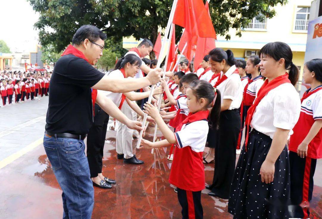 全体少先队员眼神坚定,朝气蓬勃,唱响《中国少年先锋队队歌》,嘹亮的