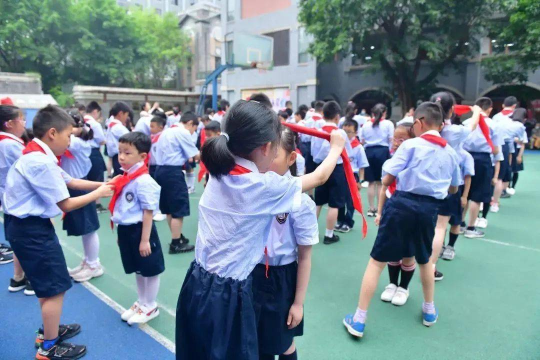 庄严入队仪式献礼党的生日●渝中区德精小学校为了使即将入队的同学们