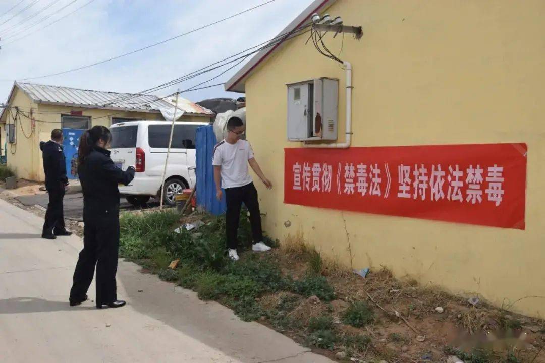 民警为孩子发放了市禁毒办印发的"珍爱生命,远离毒品"禁毒三字经字帖