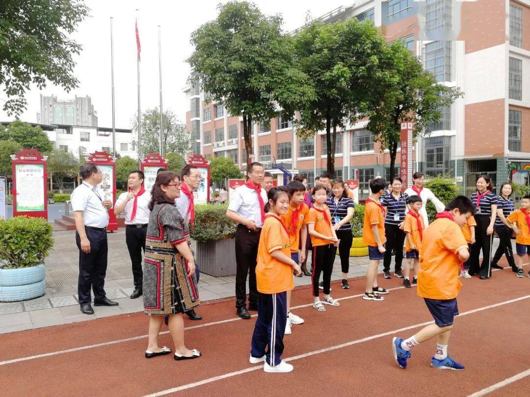 动态情动六一温情慰问市领导六一到桂林市聋哑学校慰问