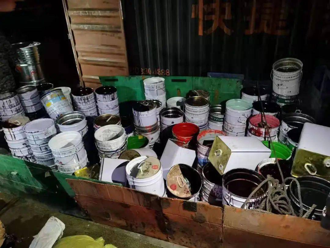 废油漆桶,油墨桶,废机油桶等属于危险废物!