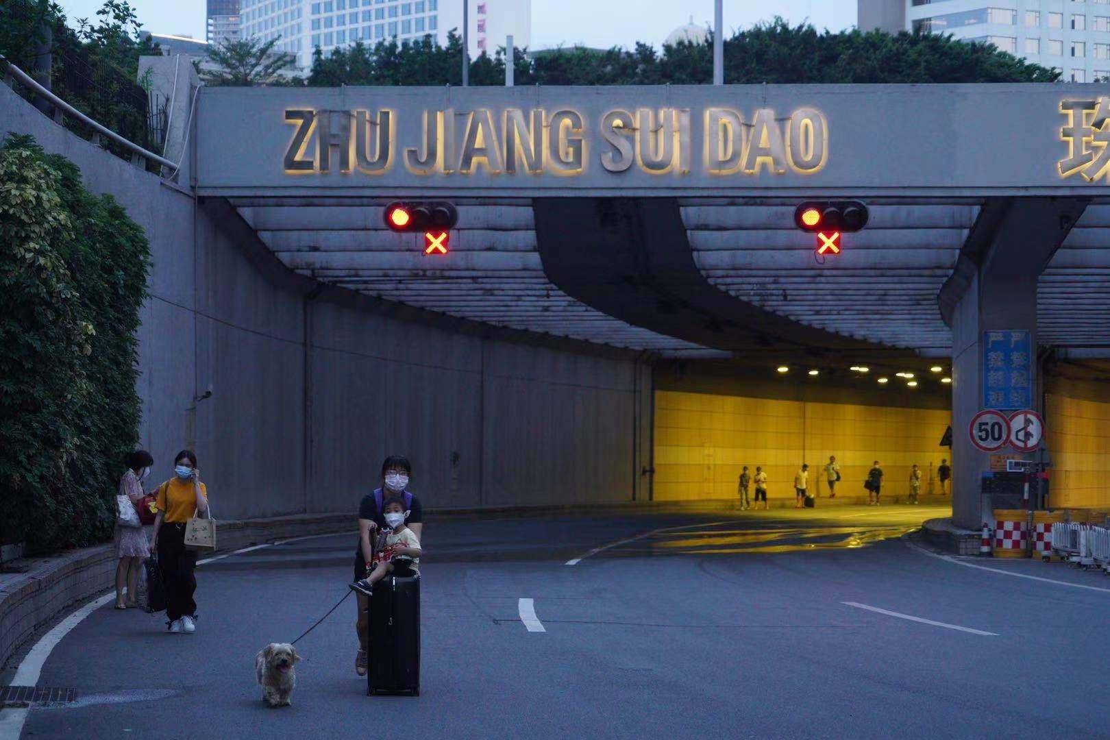 6月3日傍晚,珠江隧道,不少市民带着行李从芳村方向走出.