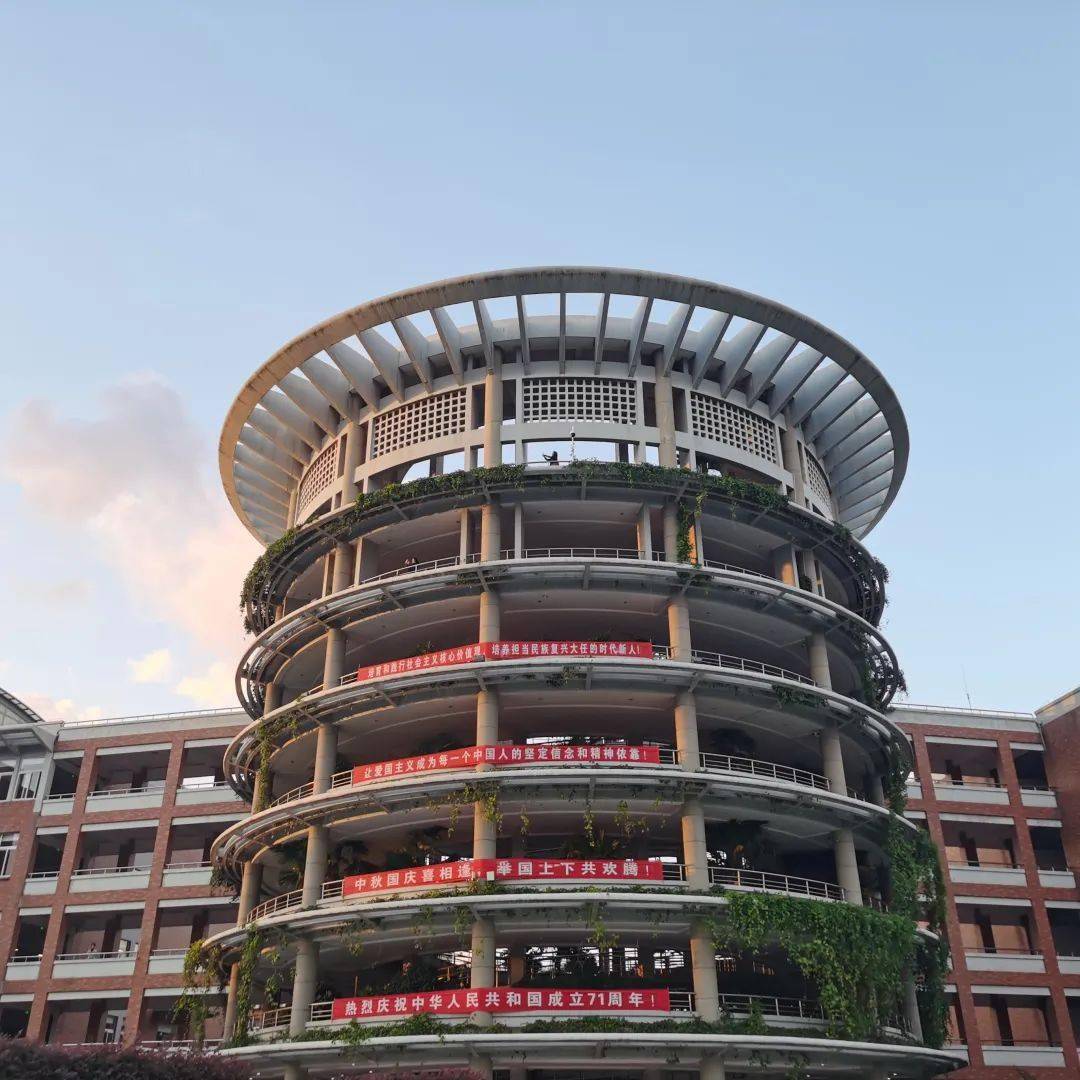 从回龙校区坐公交车坐到钱湖校区(并返程)5.在小桥上看微波粼粼4.