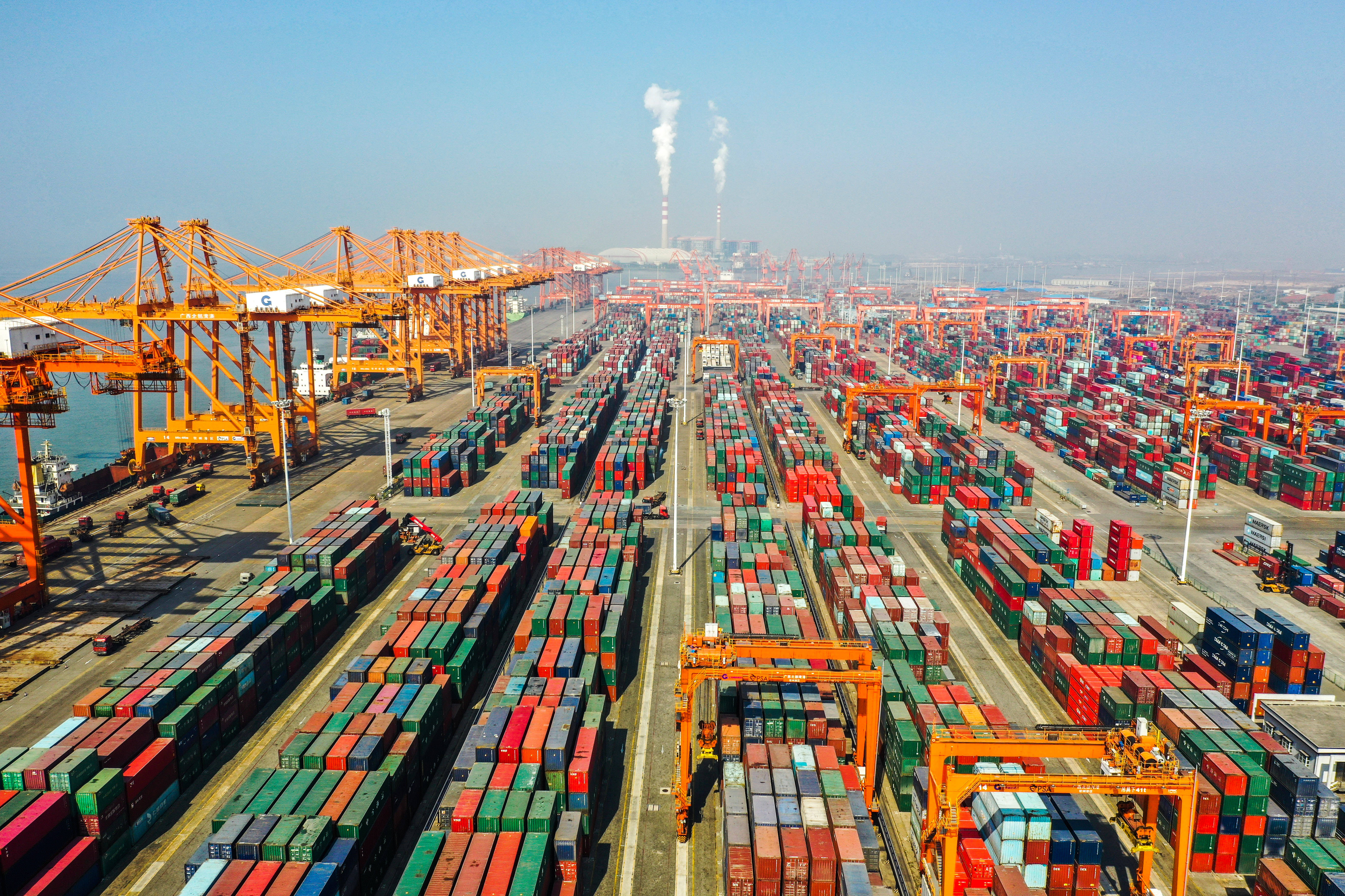 这是广西钦州港集装箱码头(无人机照片,1月14日摄).