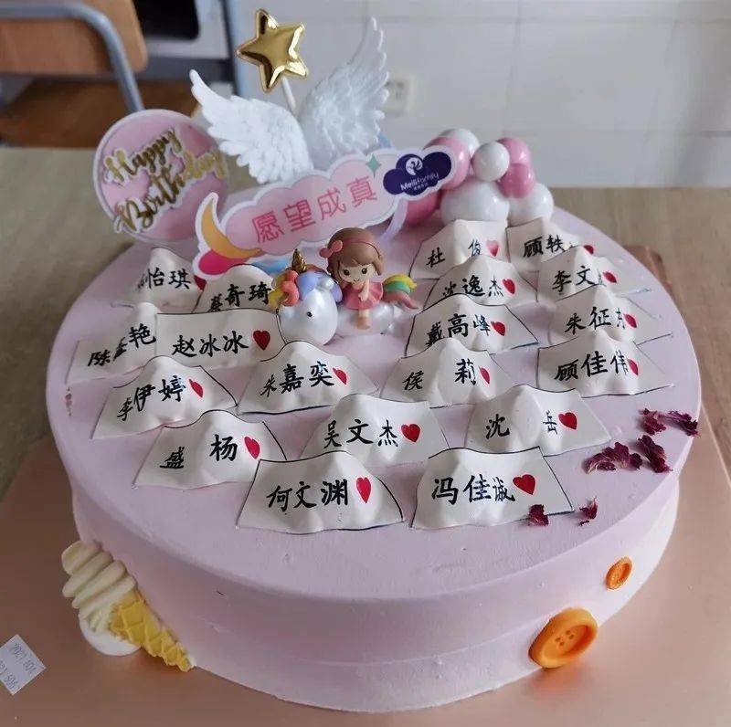 工程学校  在嘉善信息技术工程学校,高三学子们在自习室里,用蛋糕祝福