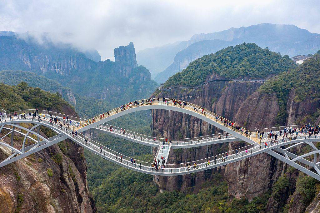 浙江省台州市仙居县神仙居景区游人如织,造型独特的"如意"网红桥成