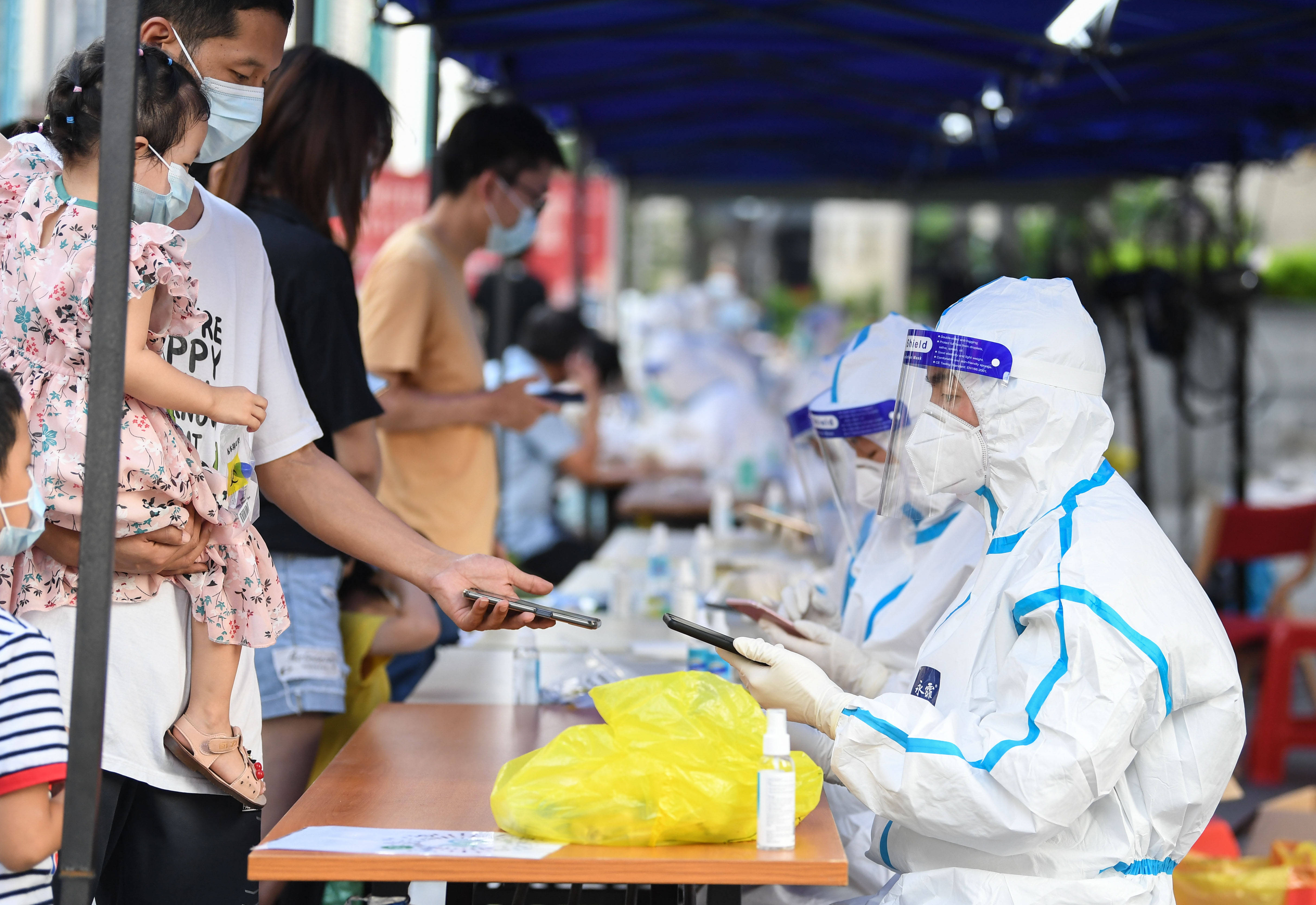 广州高风险地区开展多轮全员核酸检测