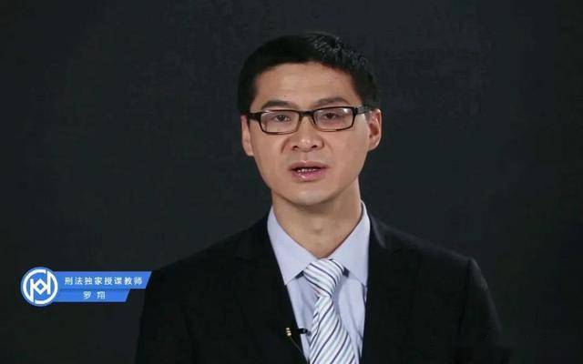 "26岁罗翔和衣衫褴褛老太"上热搜,这位法学教授的一次