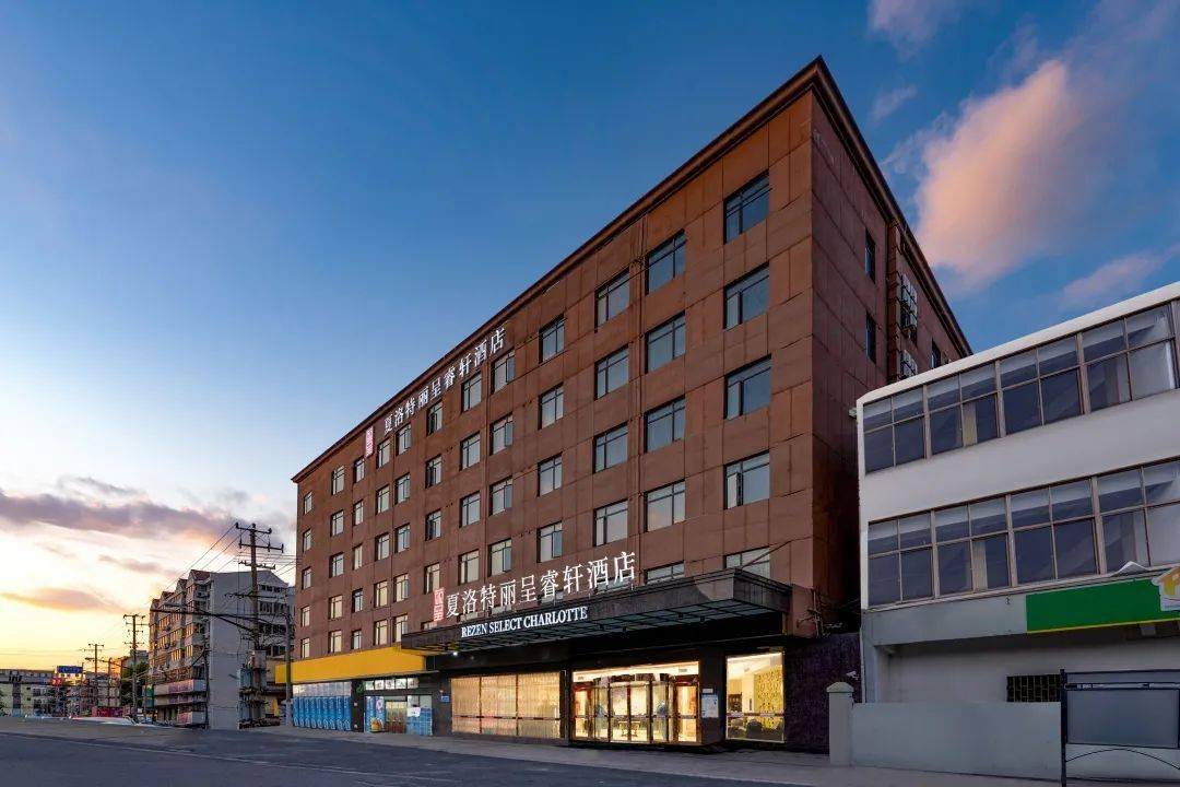 双人畅玩上海野生动物园,入住四钻夏洛特丽呈睿轩酒店2晚