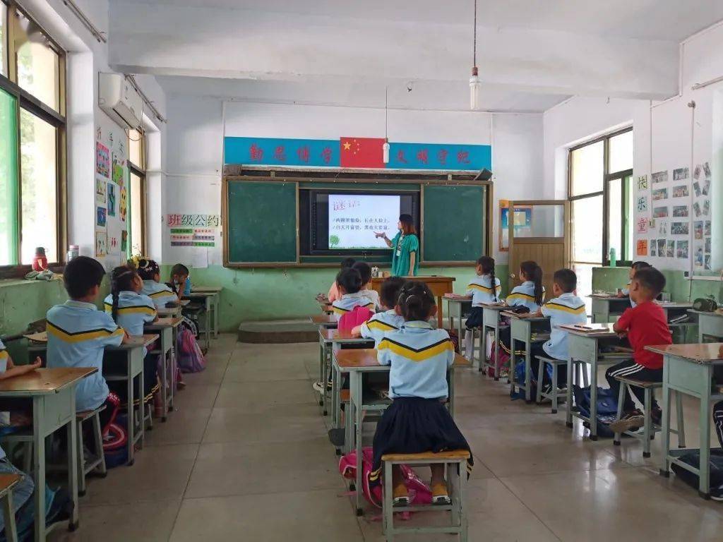 6月6日,河北省邢台市南和区河上村小学老师为同学们讲解爱眼知识.