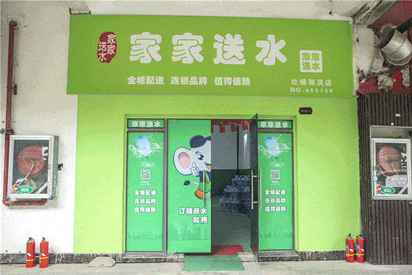 张先生说,他与邻居对比过,邻居家的饮水机多年来均未获得厂家或送水店