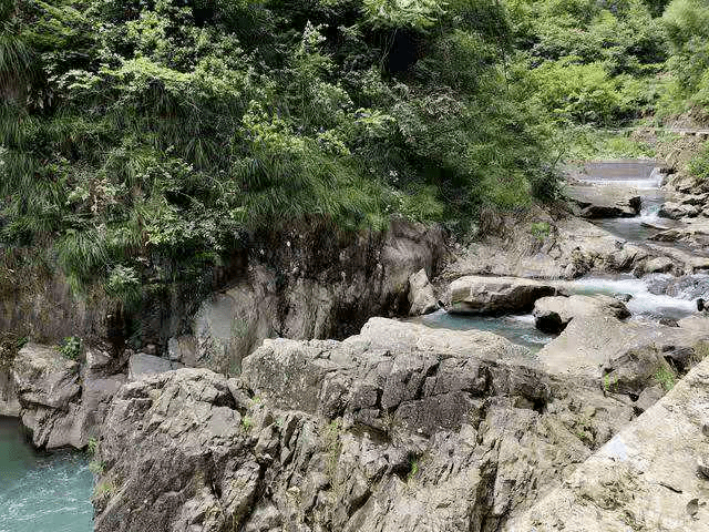 缙云鱼川墙檐美景色幽涓涓溪流穿街过